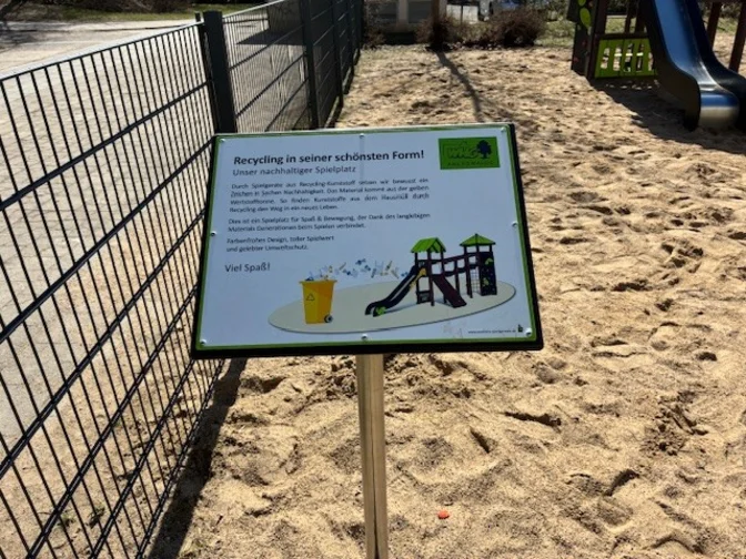 Spielgerät aus Recycling-Kunststoff Hinweisschild