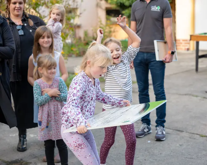Naturschutzpreis 2024 - 1. Platz Hausgemeinschaft Carl-von-Ossietzky-Str. 13 & 15 für Ihren innovativen Konzeptvorschlag zur Hofgestaltung