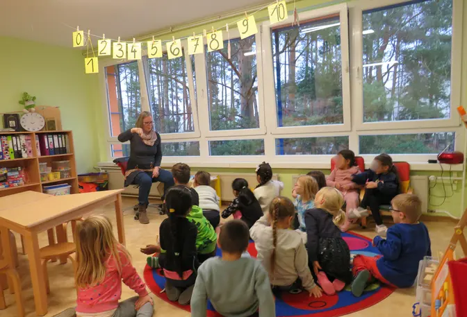 WHG.Mieterbeiratsvorsitzende Andrea Blümel liest Kindern der Kita Arche Noah vor