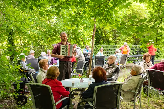 Frühlingskaffee mit LiveMusik Leibnizstr. 33