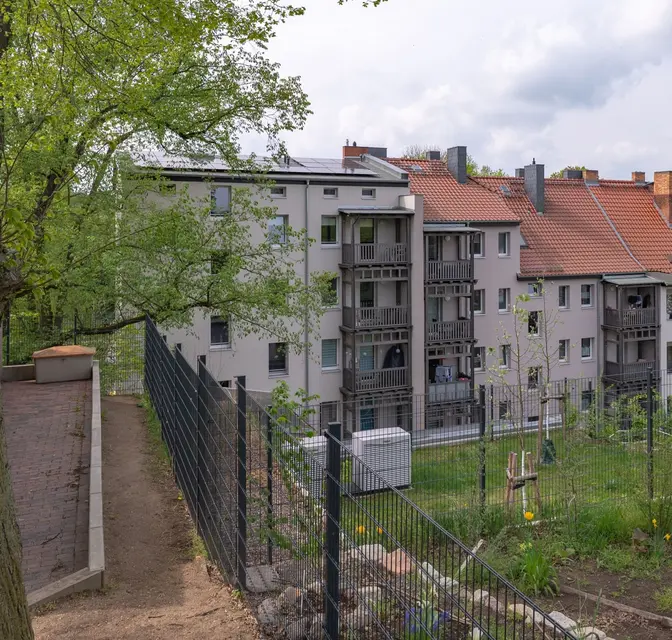 Breite Straße 68 Hausansicht mit Photovoltaik