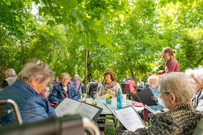 Frühlingskaffee mit LiveMusik Leibnizstr. 33
